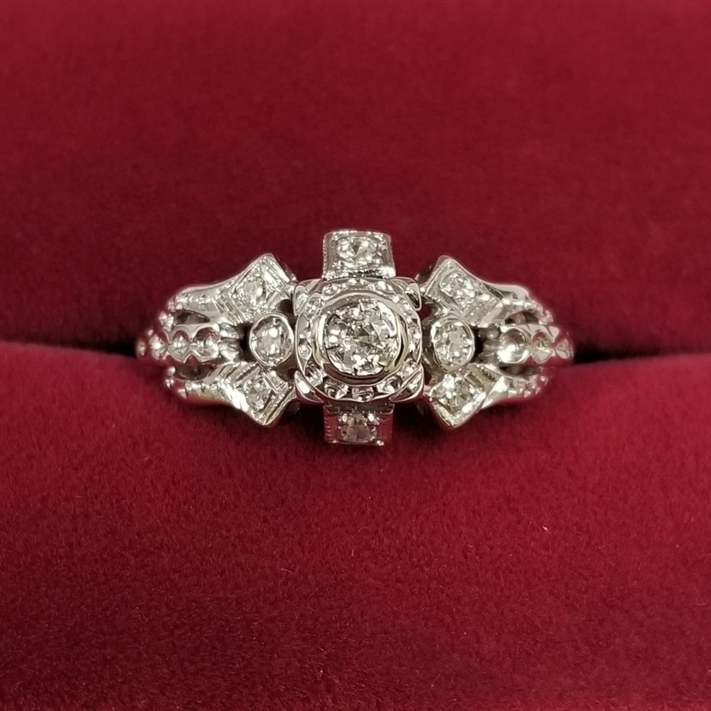 14k White Gold Vintage Style Diamond Ring